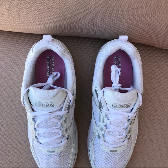 SKECHERS Women's GOrun Consistent White Leather Mesh Ultralight Running Shoes 9 - Picture 5 of 16